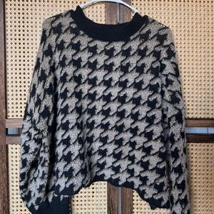 Tan and Black Max Studio Chunky Cropped Houndstooth Sweater (L)